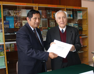 Dr. Abel Mejía entrega reconocimiento al Dr. Orlando Olcese