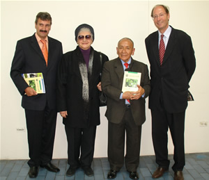 Dr. Rojas acompañado de su esposa y auspiciadores