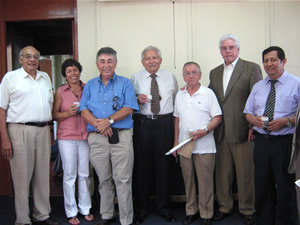 Rector de la UNALM, Abel Mejía y Decana de Agrícola,  Rosa Miglio, acompañados de los homenajeados.