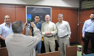 Dr. Robert Mendelsohn se toma fotos con profesores y estudiantes de Economía de la UNALM