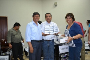 Ing. Pedro Ciriaco, Jefe de la Oficina de Proyección Social, junto a su personal, contento con la entrega.