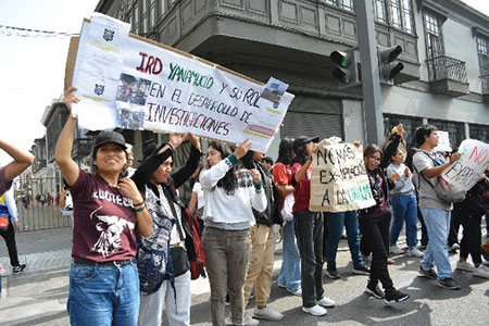 Alumnos arengando la defensa de la intangibilidad de los terrenos del Fundo San Juan de Yanamuclo