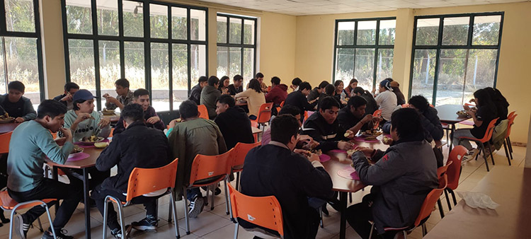 Estudiantes Molineros Almorzando en el Fundo San Juan de Yanamuclo