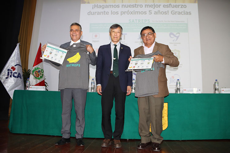 el doctor Amrico Guevara, rector de la UNALM y el M.Sc. Jorge Ganoza Roncal, jefe del INIA
