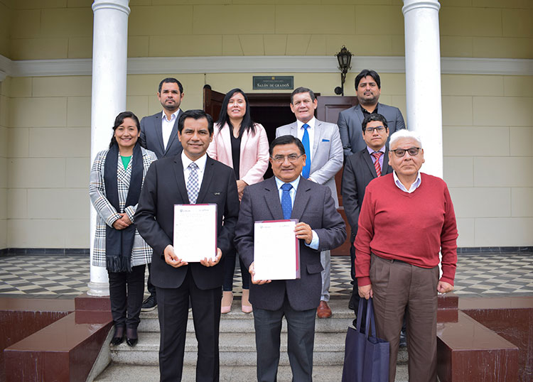 Rector UNALM y Rector de la Universidad Peruana Unin mostrando firma de convenio
