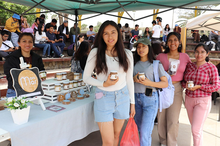 Feria Saludable llevndose a cabo en el Paraninfo de nuestro campus.