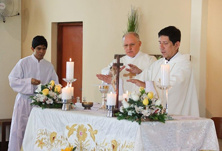 Padre Manuel Zegarra Basurto oficiando Misa