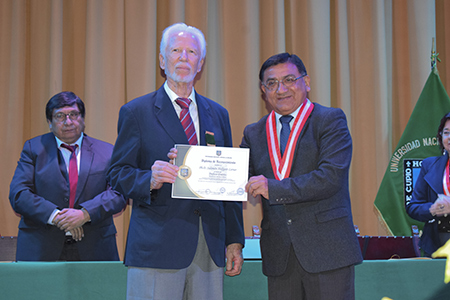 Dr. Helfgott recibiendo medalla acadmica y el diploma correspondiente