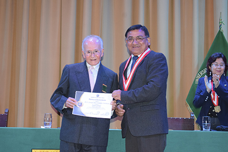Dr. Enrique No Fernndez Northcote recibiendo medalla acadmica y el diploma correspondiente
