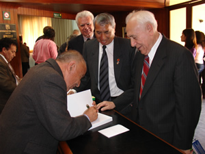 Firma para el Dr. Orlando Olcese, exrector de la UNALM