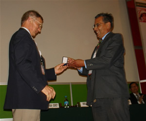 Ing. Andrés Casas recibe Reconocimiento del ISHS