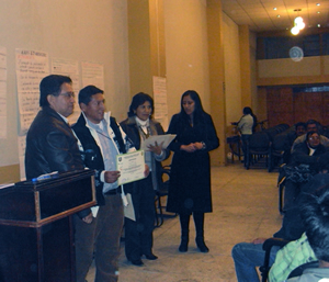 Dr. Carlos Gómez (Izquierda), Dra. Ivonne Salazar (ppenúltima a la derecha).