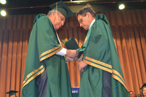 El Dr. Levano toma juramentación del nuevo Rector.