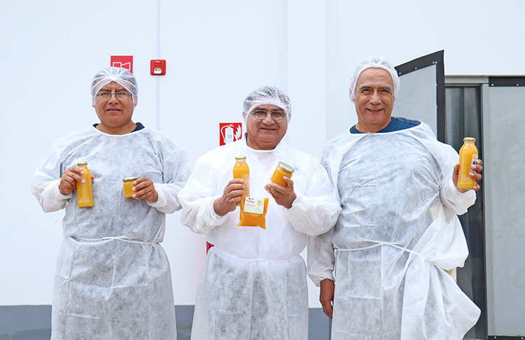 Dr. Américo Guevara Pérez, acompañado del Dr. Hugo Villachica, director de PERU-Hub