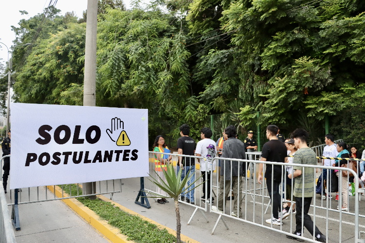 postulantes llegando al campus