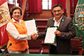 Rector de la UNALM y la presidenta de la Comisión Organizadora de la UNCA luego de la firma de convenio