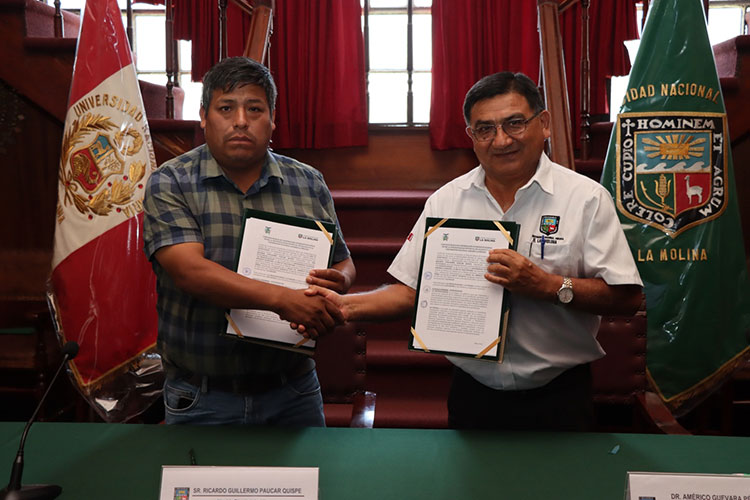 Rector de la UNALM, Dr. Américo Guevara Pérez y el alcalde de Allauca, Ricardo Guillermo Paucar Quispe