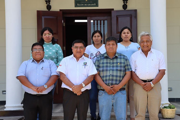 autoridades de la UNALM y de la la Municipalidad Distrital de Allauca luego de la firma de convenio