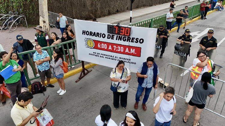Familiares de los postulantes al Examen de Admisión 2025-II