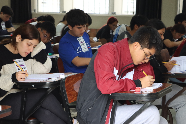 Postulantes rindiendo el examen