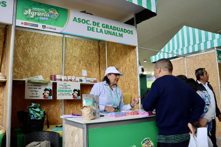 stand institucional de Egresados de la UNALM