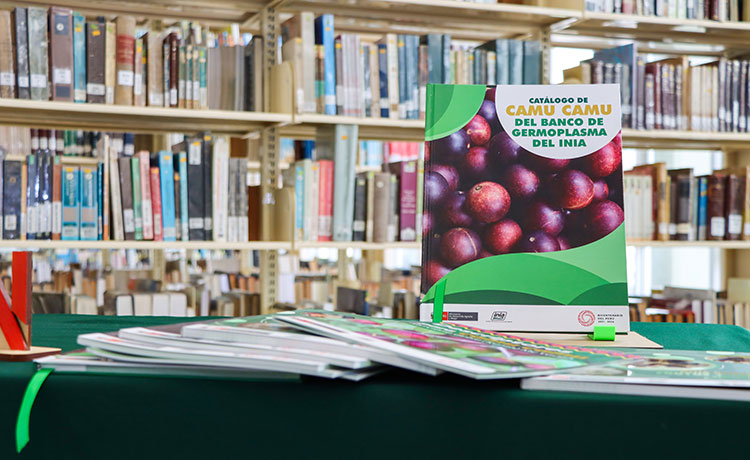 La UNALM recibió importante donación de libros del INIA