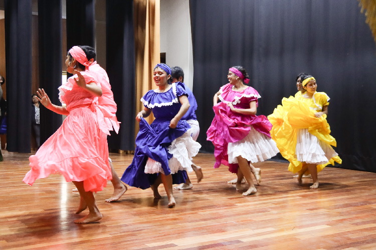 UNALMA presentando el baile festejo