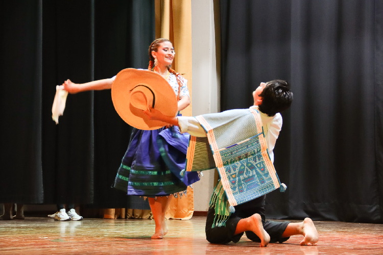 UNALMA presentando el tondero