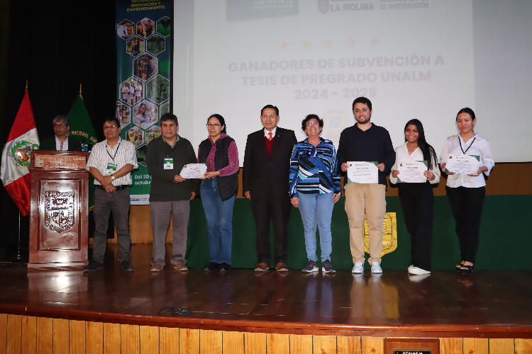 reconocimiento a docentes investigadores y a estudiantes tesistas y de semilleros de investigación