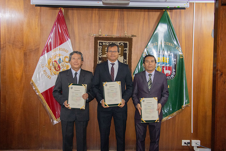 entrega de credenciales a nuevas autoridades de la UNALM para el periodo 2026–2031