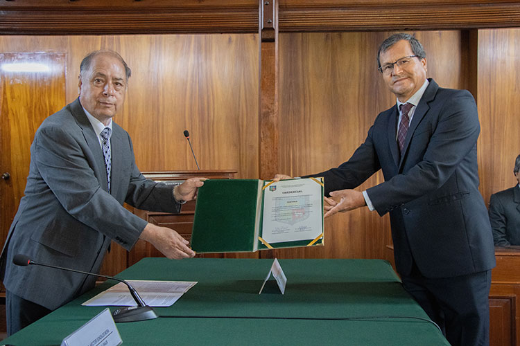 Entrega de credenciales al nuevo rector Ph.D. Alberto Barrón López