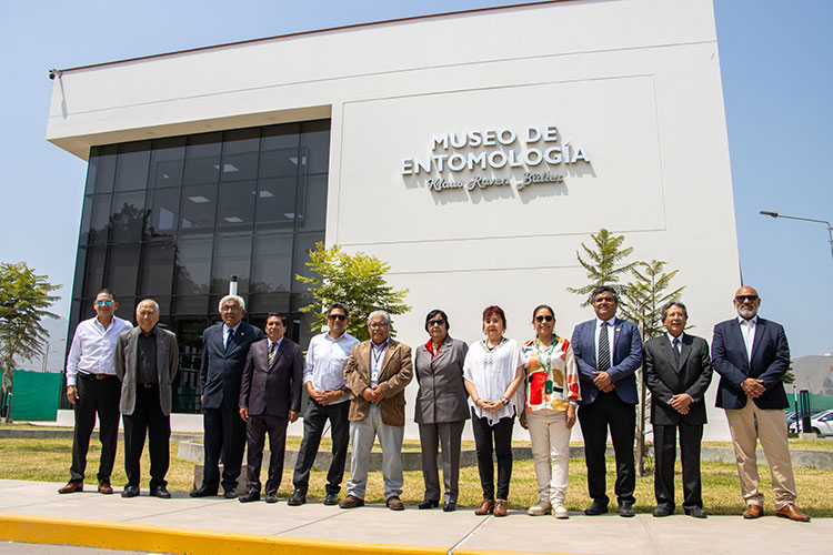 Autoridades universitarias durante el acto inaugural
