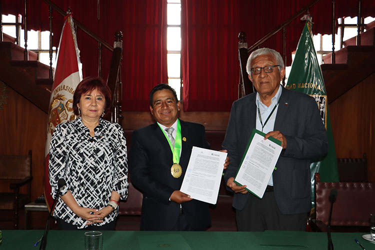 Autoridades de la UNALM y Casacancha durante la firma de convenio