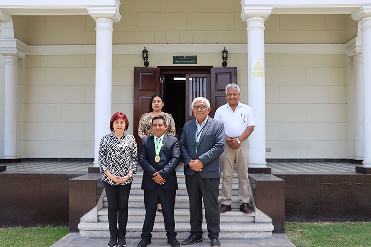 Autoridades universitarias junto a representantes municipales en actividad institucional