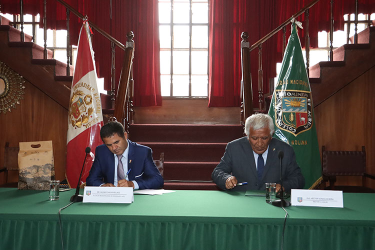 Acto protocolar en el Salón de Grados de la UNALM con autoridades universitarias y municipales