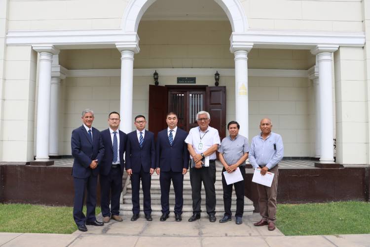 Acto protocolar en el Salón de Grados de la UNALM con autoridades universitarias y municipales