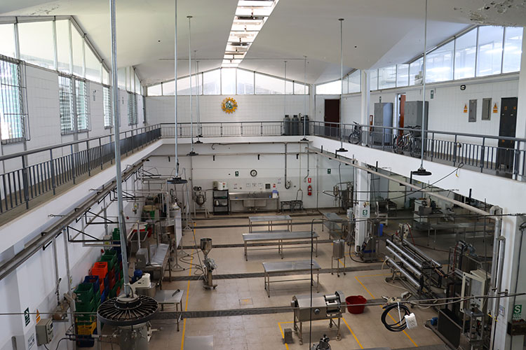 Laboratorio de la Facultad de Industrias Alimentarias de la UNALM en actividad académica