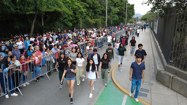 Postulantes ingresando al campus de la UNALM para el Examen de Admisión 2026-I