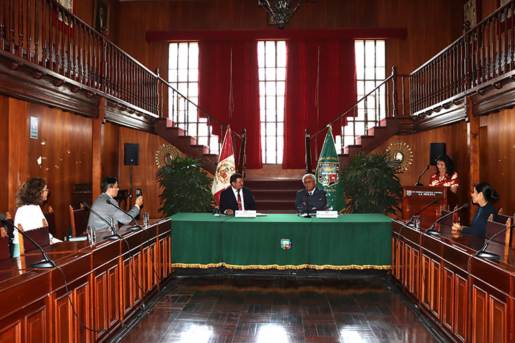 Interior del Salón de Grados de la UNALM durante el evento protocolar de la firma.