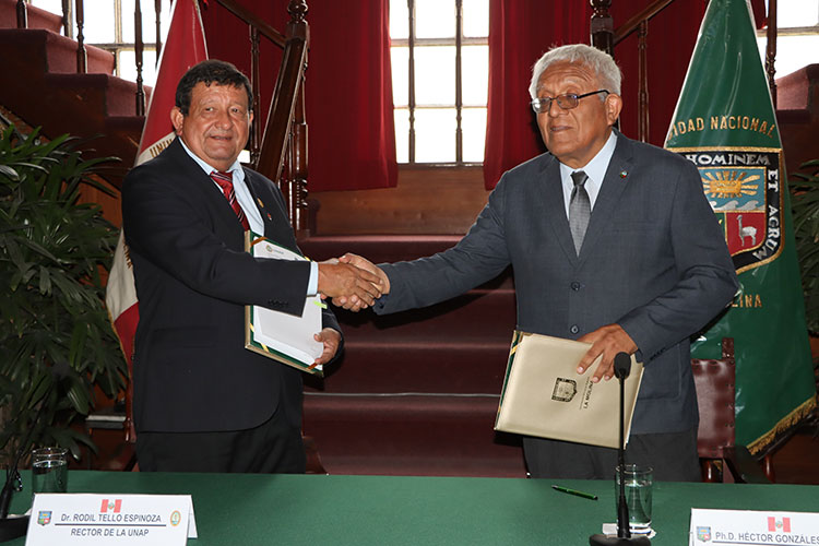 Rectores y autoridades de la UNALM y la UNAP durante la suscripción del Convenio Marco de Cooperación.