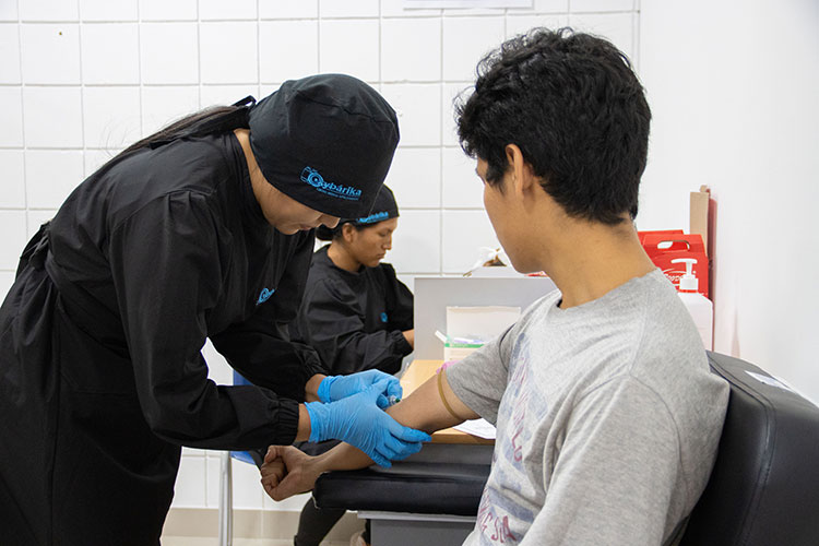 Personal de salud de la UNALM realizando evaluaciones clínicas y toma de muestras a los nuevos alumnos