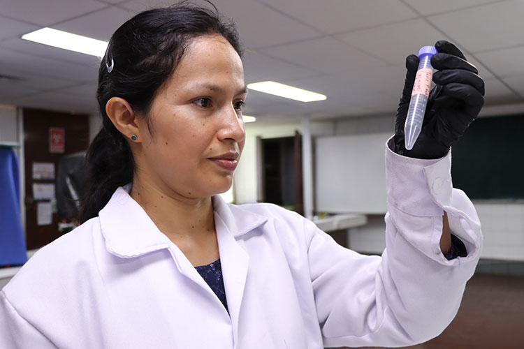 Ingeniera Patricia Prieto Veramendi trabajando en el proceso de tratamiento de aguas residuales mineras