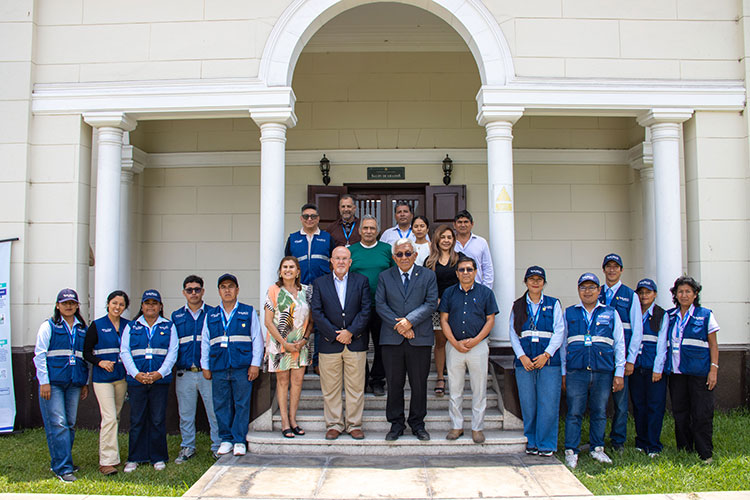 Autoridades de la UNALM y la Municipalidad de Santiago de Surco tras la firma del convenio de cooperación ambiental