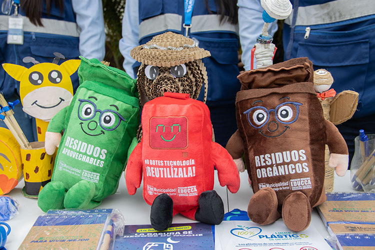 Material didáctico y manualidades sobre reciclaje del programa EDUCCA de Surco
