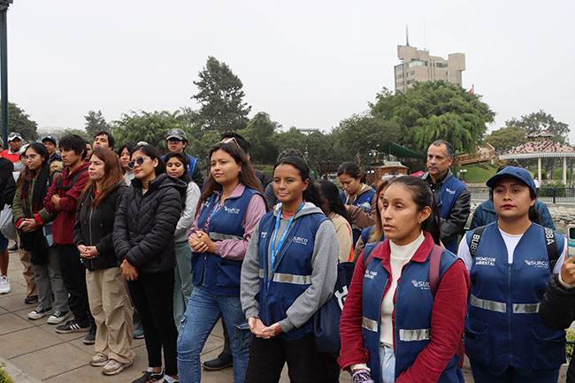 Personal del programa EDUCCA de Surco presentando proyectos de sostenibilidad en la UNALM