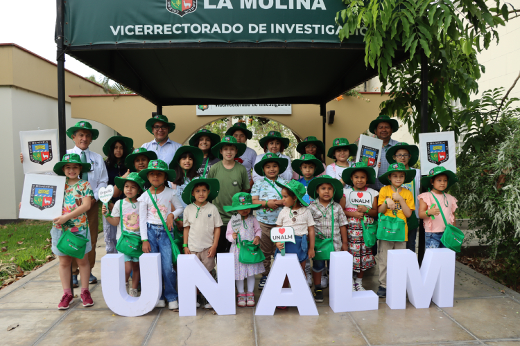 Niños del programa 'Yo amo la ciencia' frente al Vicerrectorado de la UNALM.