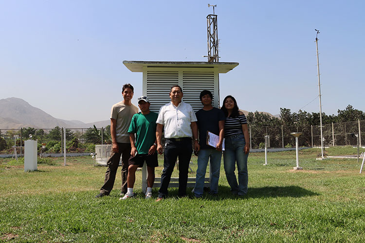 Estudiantes de Ingeniería Meteorológica realizando prácticas de campo