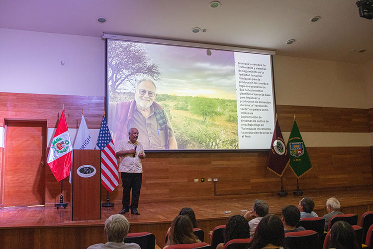 Miguel Pinedo-Vasquez en ponencia sobre suelos amazónicos
