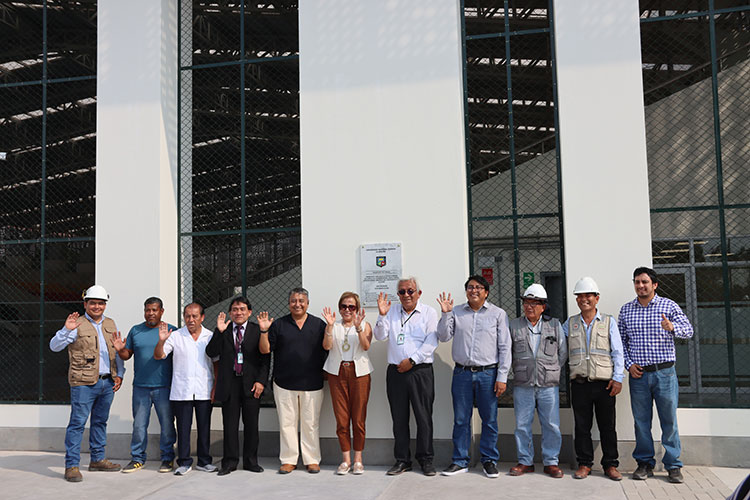 Autoridades de la UNALM en la develación de la placa del nuevo Polideportivo