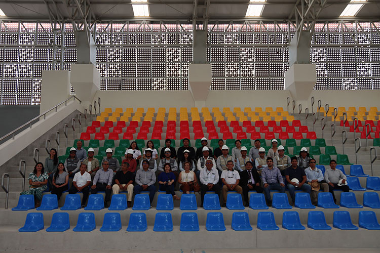 Autoridades y personal técnico de la UNALM en las nuevas tribunas del Polideportivo.